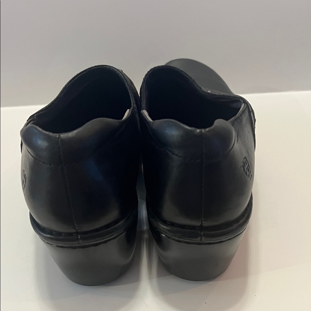Ariat Tambour leather Women's Black clogs with a brown laser-cut overlay
Sz 8.5 - Picture 4 of 14
